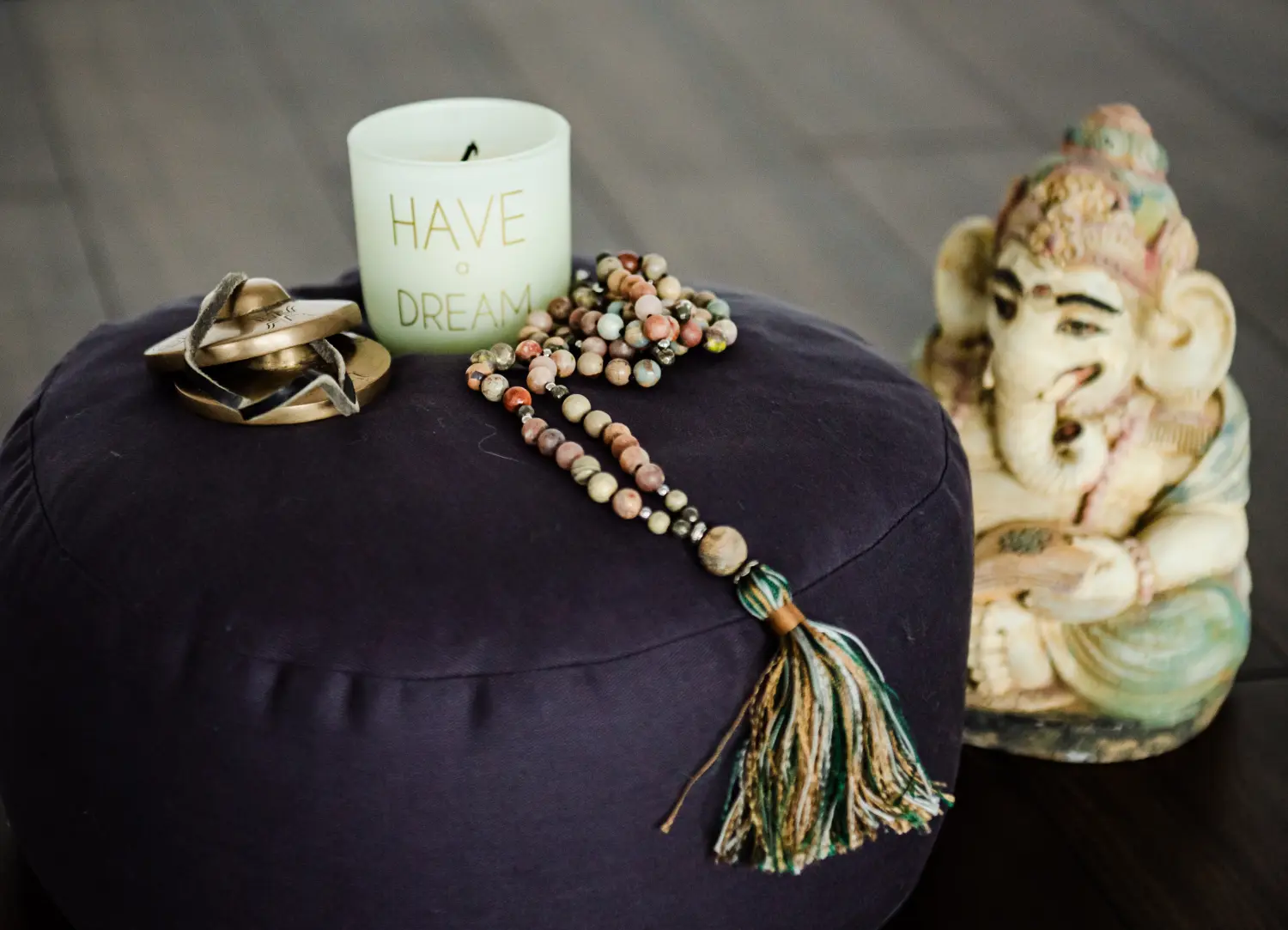 Gabi - My Yoga Concept - Perlen und Kerze